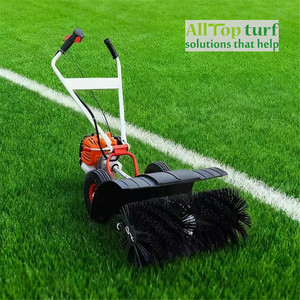 Machine à brosser le gazon pour <span class=keywords><strong>terrain</strong></span> <span class=keywords><strong>de</strong></span> <span class=keywords><strong>padel</strong></span> - Brosse à sable et à caoutchouc pour le remplissage du gazon artificiel (moteur 52CC) - Product Image 3