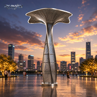 Grande sculpture de champignon en acier inoxydable pour extérieur, à nervures creuses, finition brossée paramétrique, au design ondulé, pour art public, monument, personnalisable