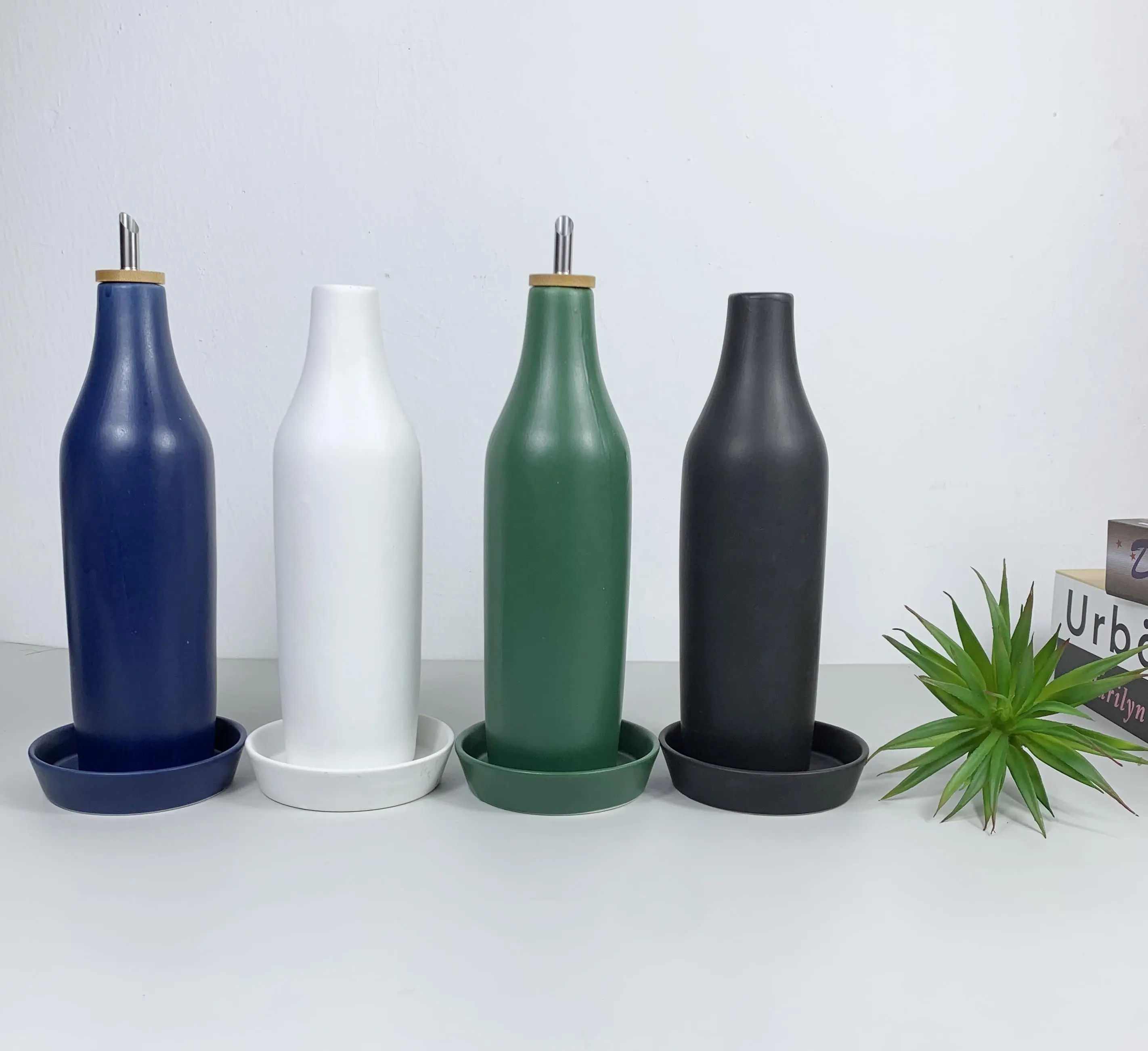 Bottiglia di Dispenser di olio d'oliva in ceramica dal Design moderno ampolle in ceramica in gres con Set di beccuccio piatto 400 once per la cucina