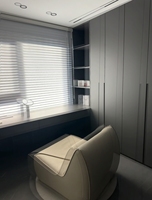 Armoire de chambre principale sur mesure avec bureau intégré, design moderne, finition gris mat, placards walk-in et vitrine en verre