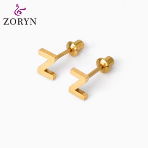 ต่างหูแบบติดหู สแตนเลสสตีล 316L กันน้ำ ชุบทอง 18K PVD แบบเกลียว ตัวอักษร Z  ปลอดภัยต่อผิวแพ้ง่าย ทนทาน สำหรับผู้หญิง - Product Image 1