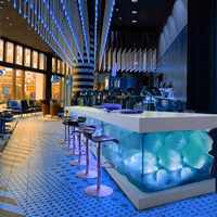 Comptoir de bar sur mesure pour restaurant, surface solide, design moderne, poste de travail pour barman