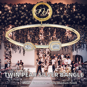 Bracelet ouvert classique en argent 925 plaqué rhodium/or avec deux pierres en forme de poire de 4x6mm 0,50ct et 4x6mm 0,80ct en moissanite taille émeraude - Product Image 2