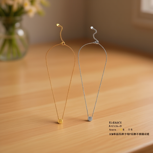 Collana con Ciondolo Lettera P in Acciaio Inossidabile Placcato Oro, Stile Minimalista, Gioielli Unisex per Uso Quotidiano - Product Image 2