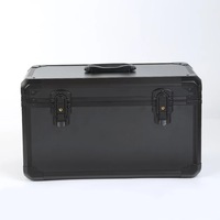 Étuis en aluminium dans un petit étui à outils noir pour ranger la pêche, la couture, l'appareil photo, les appareils. Boîte de transport en aluminium robuste
