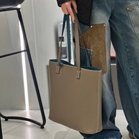 Bolso de Hombro Tipo Cubo de Cuero de Grano Superior TC, Versión Coreana 2026, Doble Cara, Abierto, con Correa Única para Axila, Poliéster