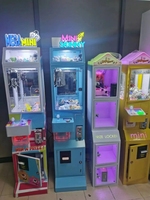 Jinns Games Source Factory Mini machine à griffes à monnayeur avec système de lecteur de cartes, prise US, emballage en bois, avec peluches