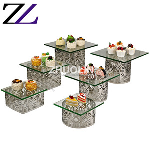 Mostrador de restaurante de hotel dorado con soportes, platos de vidrio para servir postres frescos, magdalenas, catering, mesa de buffet para exhibición de alimentos - Product Image 2