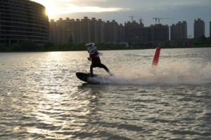 Planche <span class=keywords><strong>de</strong></span> surf électrique super rapide 15000W avec une vitesse <span class=keywords><strong>de</strong></span> 50 km/h pour l'entraînement au surf, l'école et le surf gratuit partout - Product Image 3