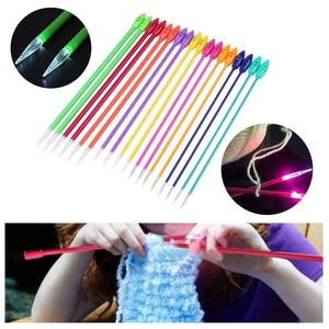 Set di Ferri da Maglia a Punta Singola in Plastica con LED, 9 Misure, per Lavoro all'Uncinetto - Vendita all'Ingrosso - Product Image 2