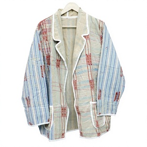 Chaqueta de invierno india Kantha acolchada reversible con bordados, cuello mandarín, patchwork de algodón y puntada abierta vintage - Product Image 1
