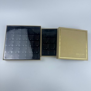 Caja <span class=keywords><strong>de</strong></span> Regalo <span class=keywords><strong>de</strong></span> Lujo Personalizada 4x4, Rígida, con Laminado Mate Repujado, Reciclable, Hecha a Mano, para Dulces, Chocolates, Bombones y Trufas - Product Image 2