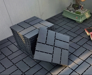 Dalles de terrasse emboîtables modernes en <span class=keywords><strong>PVC</strong></span> à grain de bois pour <span class=keywords><strong>pose</strong></span> rapide, idéales pour les chantiers de construction et les sols temporaires extérieurs - Product Image 4