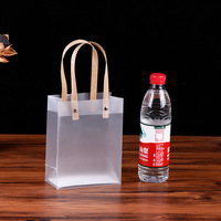 Sac en plastique PVP givré imprimé de marque personnalisée avec votre propre logo Sac à provisions PP Sacs cadeaux pour petites entreprises