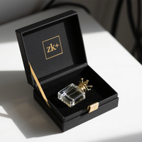 Coffret Cadeau de Luxe Artisanal pour Parfum, en Velours Noir, Bouteille Carrée, Bouchon Couronne Dorée, Laminage Mat, Estampage, Cosmétiques