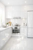 Meubles de cuisine de luxe blancs laqués brillants avec poignées dorées, armoires sur mesure modernes pour toute la maison, meubles de rangement domestique