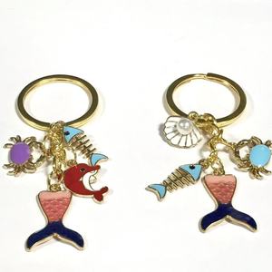 Llavero <span class=keywords><strong>de</strong></span> recuerdo <span class=keywords><strong>de</strong></span> playa único con múltiples dijes: Anillo dorado, <span class=keywords><strong>Cangrejo</strong></span> morado, Delfín <span class=keywords><strong>rojo</strong></span>, Pez azul, Esqueleto, Cola <span class=keywords><strong>de</strong></span> sirena. Regalo. - Product Image 4