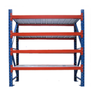 Étagère de rangement métallique à 4 niveaux de 100 500 kg, montants bleus et panneaux en acier rouge