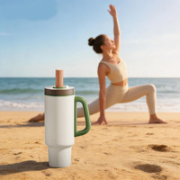 Geïsoleerde RVS thermosfles met dubbele wand, keramische coating, klikdeksel en handvat, geschikt voor outdoor, kamperen en wandelen