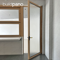 Fenêtre pliante verticale en aluminium à grain de bois, ouverture vers le haut, design extérieur moderne pour maison