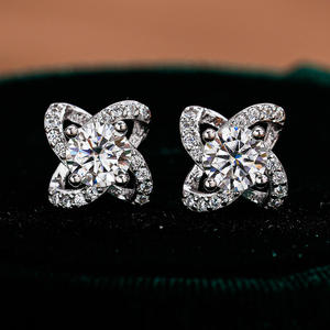 Boucles d'oreilles clous en argent plaqué VVS Moissanite, coupe brillante, forme de fleur, bijoux exquis, cadeau, certifié GRA, design trèfle porte-bonheur - Product Image 2