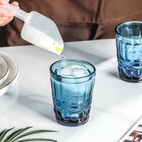 Cafégebruik Vintage Geëmbosseerde Soda-lime Glazen Tumbler 276ml Gekleurd Reliëf Vaatwasmachinebestendig Drinkglas IJs Koffie Fruitsap