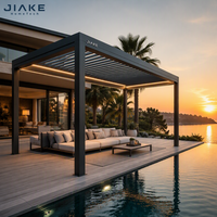 Luxuriöse Aluminium-Pergola am Pool mit Holzmaserung-Sichtschutzwänden und warmer LED-Beleuchtung für entspannte Stunden im Villenhof