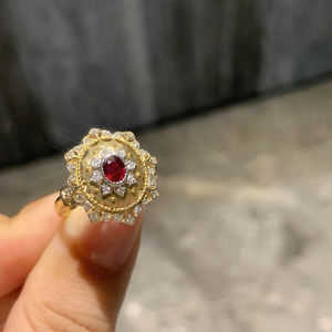 อาซูโอแหวนค็อกเทลทองคำแท้ 18K ประดับทับทิม ฝังเพชรแบบ Pave ดีไซน์ดอกไม้สไตล์วินเทจ เครื่องประดับหมั้นสำหรับผู้หญิง - Product Image 4