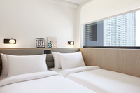 Ensemble de mobilier de chambre d'hôtel minimaliste en bois clair avec tête de lit intégrée rembourrée et meuble TV pour chambre d'hôtel de chaîne hôtelière