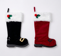 Bottes de Père Noël en Faux Daim avec Manchette en Peluche, Appliques et Pompons Brodés – Décorations de Noël et Cadeaux de Fêtes – Vente en Gros