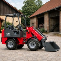Chargeur compact 4x4 à moteur Euro 5, conception articulée avec lame à neige et fourche à palettes, machine agricole polyvalente