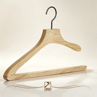 Cintre en bois massif au design élégant avec barre transversale et bandes antidérapantes au bas pour l'affichage des vêtements