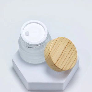 Envase Cosmético de Vidrio Esmerilado de 50g con Tapa de Color Madera, Frasco Redondo de Vidrio con Etiqueta Personalizada para Crema Cosmética - Product Image 2