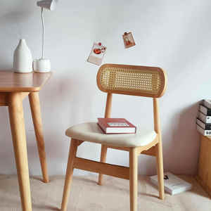 Chaises design en rotin et bois massif, authentiques et modernes, style mid-century, pour la maison, le bar, l'hôtel, le restaurant, la salle à manger, le salon, l'appartement (vente en gros) - Product Image 1