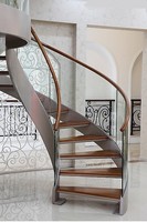 Escalier d'intérieur incurvé moderne avec garde-corps en arc en métal, bois et verre durables Beau design de foyer