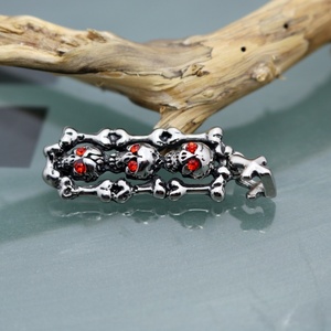 Colgante de Joyería de Moda de Acero de Titanio Fundido, Collar con Colgante de 3 Calaveras con Ojos Rojos de Diamante, Venta al por Mayor, Joyería para Hombre - Product Image 4