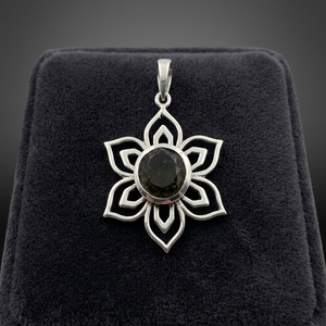 Pendentif en pierre de Moldavite florale en argent sterling 925 fait main de qualité supérieure en forme de fleur pour femme, idéal pour les occasions festives - Product Image 3