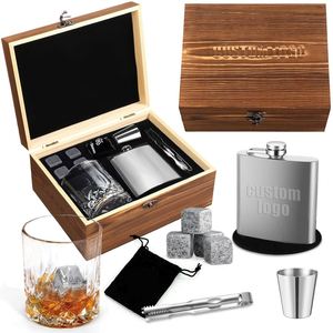 Ensemble cadeau avec logo personnalisé : Gourde isotherme 6oz, Verre à whisky, Tasse en acier inoxydable 2oz, Sous-verre noir, Bloc de glace, Pince à glace et Boîte en bois - Product Image 1