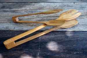 Pinces en bois artisanales pour la cuisine, le service et la préparation des aliments, fabriquées en bois naturel solide - Product Image 5