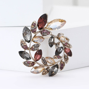 <span class=keywords><strong>Broche</strong></span> Couronne d'<span class=keywords><strong>Olivier</strong></span> en Métal Exquis avec Strass, Plaqué Or, Forme Végétale, Entièrement Sertie de Diamants, pour Vente en Gros de Bijoux - Product Image 3