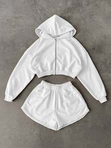 Ensemble décontracté pour femme : Crop top et short confortable, survêtement personnalisé avec logo, sweat à capuche zippé et short - Product Image 3