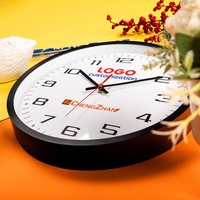 Horloge murale minimaliste moderne avec cadre noir et cadran blanc pour la décoration de bureau et de salle de conférence, mouvement silencieux à quartz, accent central doré