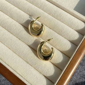 Boucles d'oreilles créoles géométriques tendance en forme de goutte, plaquées or et cuivre, style rétro de luxe européen et américain - Product Image 5