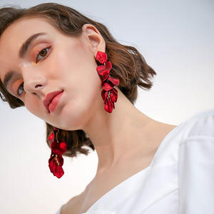 Nouvelles boucles d'oreilles longues en forme de pétale de rose écologique pour femmes Design irrégulier avec appel noble et boucles d'oreilles de style élégant - Product Image 6