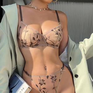 Ensemble de lingerie sexy ultra-fin et transparent avec broderie florale et effet push-up pour poitrines généreuses, style Europe et États-Unis - Product Image 1