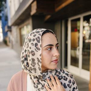 Australia Venta caliente Modal personalizado Sombreros Estampado de leopardo suave Niqab Hijab Rayón Algodón Bufandas Patrón floral Proveedor a granel - Product Image 5