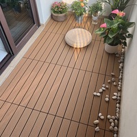 Revêtement de sol WPC moderne à clics rapides, imperméable et durable pour espaces extérieurs, dalles de terrasse WPC pour jardins, hôpitaux, parcs et extérieurs.
