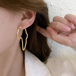 Boucles d'oreilles créoles personnalisées en acier inoxydable plaqué or 14 carats, motif carte d'Afrique surdimensionné couleur or - Product Image 2