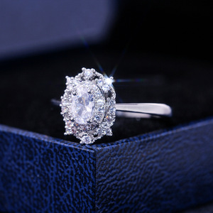 Anello minimalista a quattro punte per donna, design scintillante intarsiato, gioielli eleganti e alla moda - Product Image 1