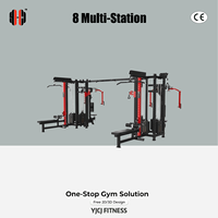Configuration de salle de sport à huit postes avec plusieurs tours de musculation, deux racks de musculation, longue barre de connexion et accessoires de câblage pour usage commercial